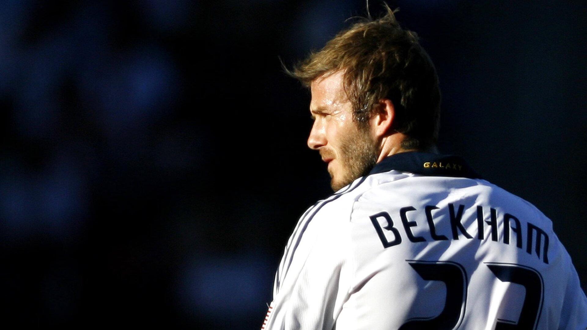 工作爱好两不误!詹姆斯社媒更新,同时看剧本和高尔夫球比赛