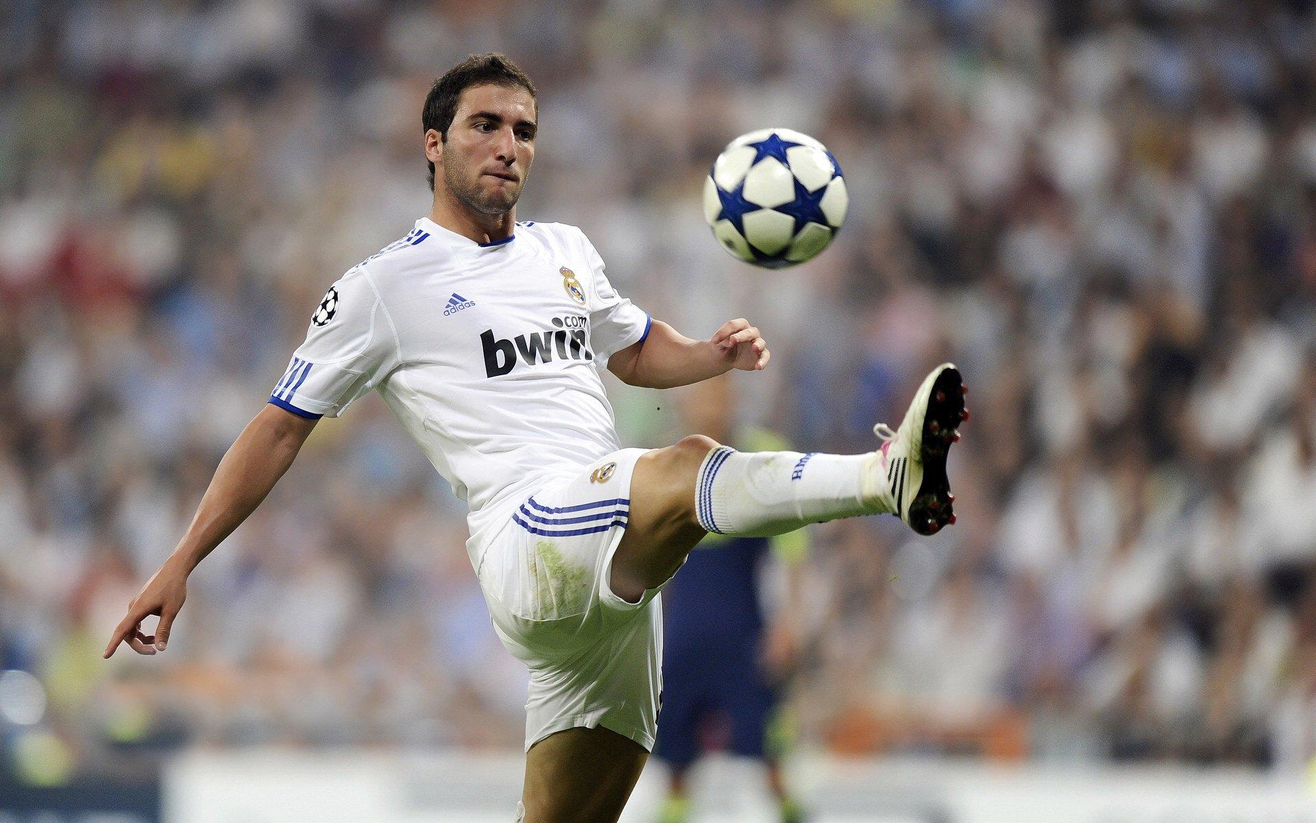 追忆绿茵传奇，回顾那些年被外星人统治足坛的顶级巨星